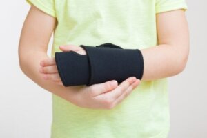 Hur man tar hand om en stukad handled hos barn
