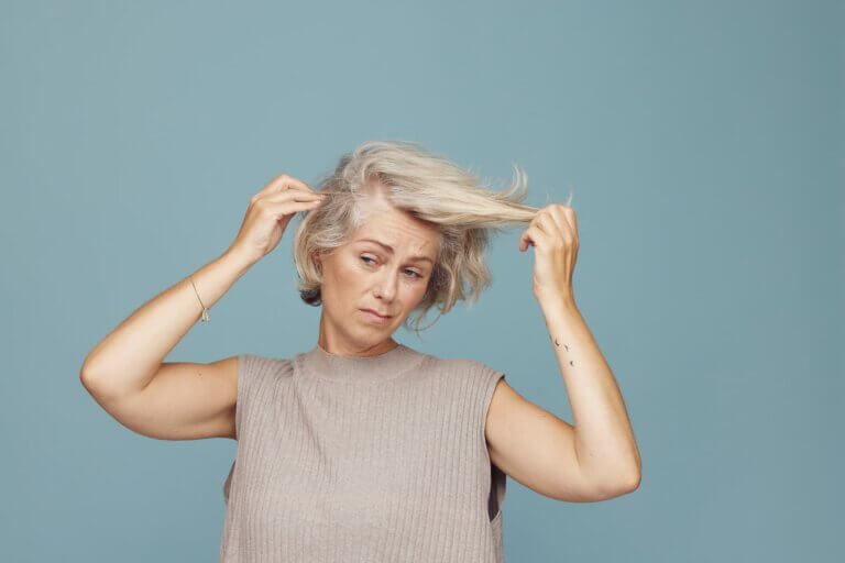 Kan färgning av håret få det att falla av?