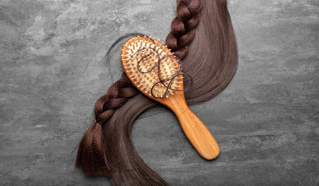 En fläta och en hårborste.