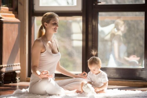 mamma yoga med bebis
