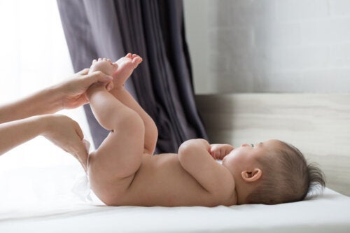 Finnar på din bebis rumpa: orsaker och behandling
