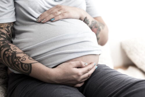 Är det säkert att tatuera sig under graviditeten?