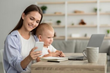 Från affärssamtal till babyprat: Strategier för föräldrar som arbetar hemifrån