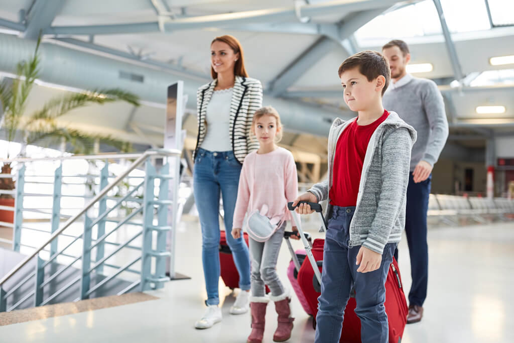 Familj på flygplats