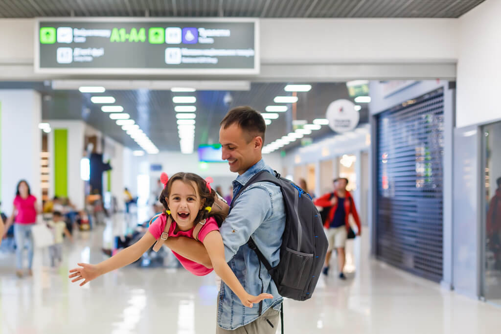 Far och dotter på flygplats