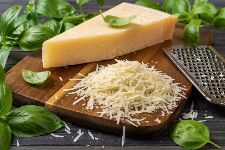 Parmesanost under graviditeten: är det säkert?