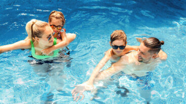 Säkerhet och nöje: så kan ni njuta av poolen med barnen