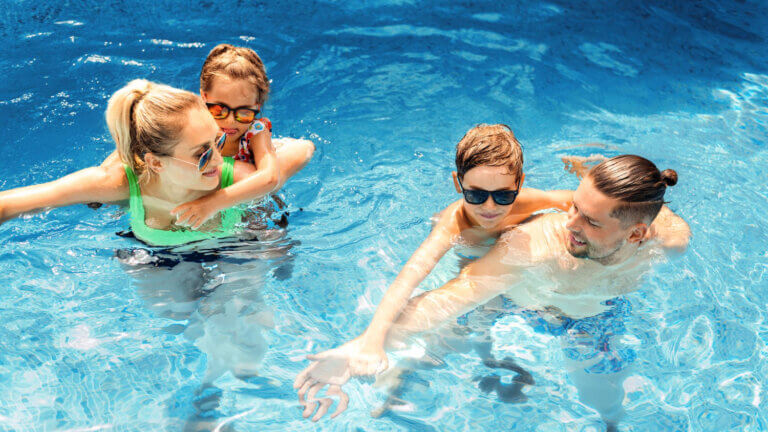 Säkerhet och nöje: så kan ni njuta av poolen med barnen
