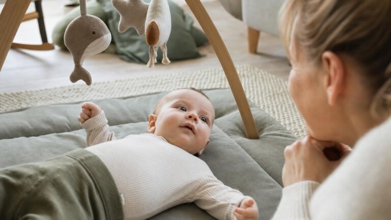 Jag har en bebis som inte gråter, är det normalt?